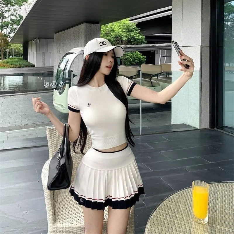 Badminton Korea - 韓国の夏用ツーピーススーツカジュアルテニスゴルフスポーツスーツスリムフィット痩身半袖トップスとスカートカレッジゴルフウェア